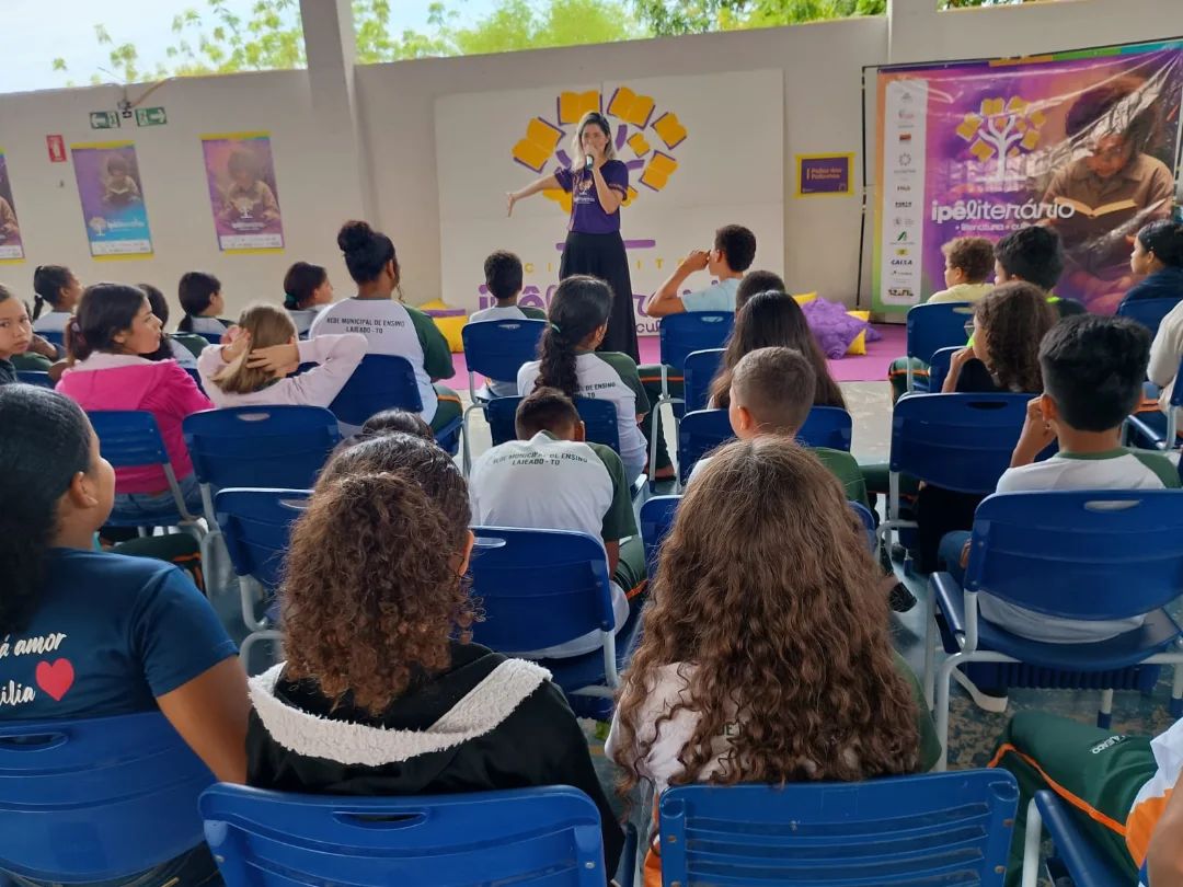 Atividade do Circuito Ipê Literário com participantes reunidos